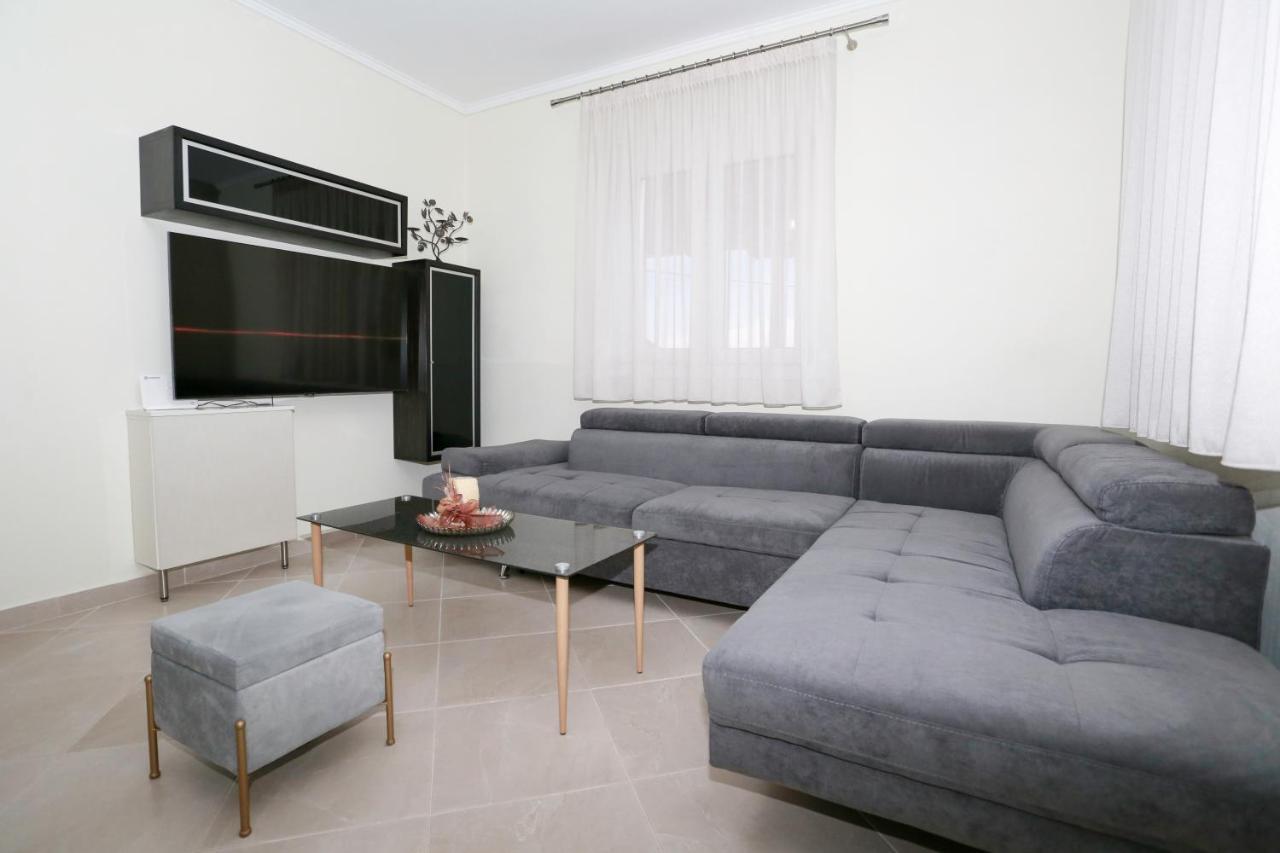 Villa Liana , Private Villa With Pool And Garden Vergia ภายนอก รูปภาพ